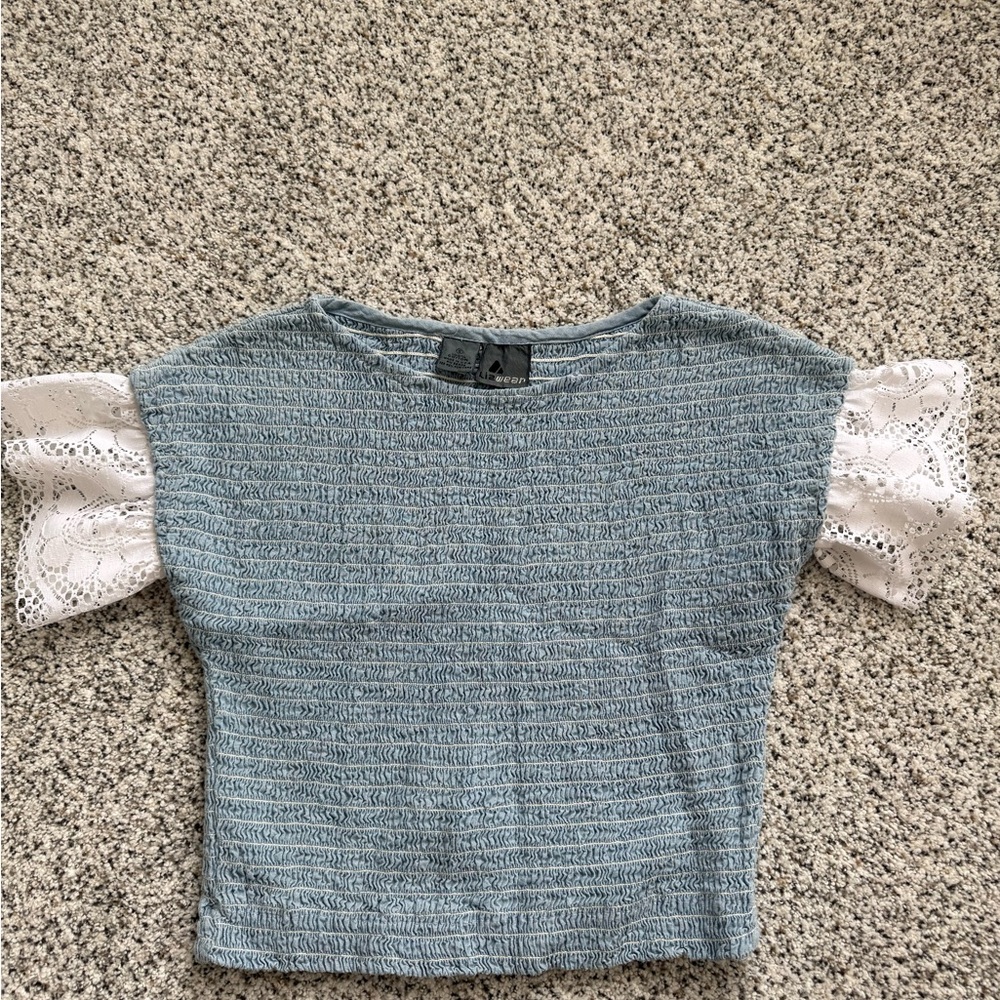 Liz Claiborne Blue Textured Crop Top with White Lace Sleeves